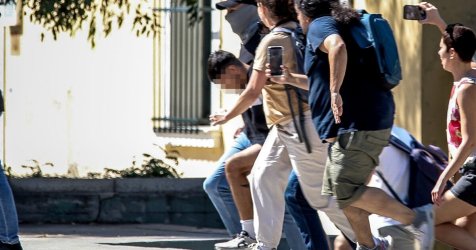 Νεκρή Βρετανίδα στην Κυψέλη: Στη φυλακή για ανθρωποκτονία από πρόθεση ο 26χρονος – Εμπλέκει έναν «μυστηριώδη» ηλικιωμένο