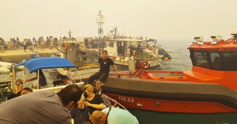 Φωτιά σε Αττική και Βοιωτία: Οι επιχειρήσεις διάσωσης της Πυροσβεστικής – 250 άτομα απομακρύνθηκαν δια θαλάσσης