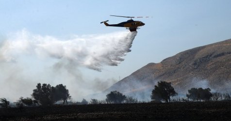 «Φωτιά στο Σπήλαιο Ορεστιάδας: Ελικόπτερο σε Δράση για την Κατάσβεση»