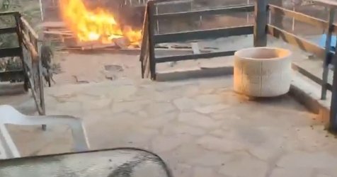Φωτιά στον Κουβαρά: Βίντεο με τη δραματική διάσωση ηλικιωμένης από αστυνομικούς