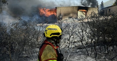 Η Πυροσβεστική «βλέπει» κολόνα ηλεκτροδότησης για τη φωτιά στον Κουβαρά