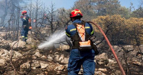 Αυξάνονται οι ώρες απασχόλησης των εποχικών πυροσβεστών – Τι προβλέπει η απόφαση Τουρνά