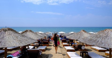 «Απόβαση» ΑΑΔΕ στα νησιά: «Βροχή» καταγγελιών και προστίμων σε beach bar και ταβέρνες
