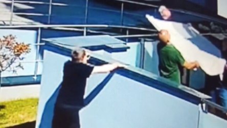 Πολωνία: Η συγκλονιστική στιγμή της διάσωσης 4χρονης που έπεσε από 5ο όροφο – Ήταν ώρα στο μπαλκόνι ενώ η μητέρα της κοιμόταν μεθυσμένη (Βίντεο)