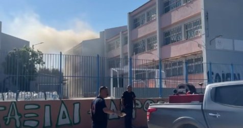 Φωτιά σε οροφή σχολείου στην Αρτέμιδα – Βίντεο