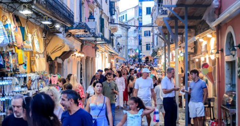 Νέο Χωροταξικό για τον Τουρισμό: Όλες οι αλλαγές σε ξενοδοχεία, εκτός σχεδίου δόμηση και Airbnb