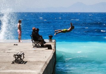 Καιρός: Βουτιά της θερμοκρασίας και άγρια μελτέμια – Πώς θα κάνουμε Δεκαπενταύγουστο