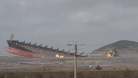 Κίνα: Πλοίο βυθίζεται μετά από ισχυρή καταιγίδα με την πλώρη να παραμένει πάνω από την επιφάνεια – Ανησυχία για περιβαλλοντική καταστροφή λόγω πετρελαιοκηλίδας (Βίντεο)