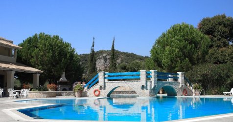Πάρος: Κάμερες κατέγραψαν τις δραματικές στιγμές με τον 4χρονο στην πισίνα του beach bar – Δεν φαίνεται να υπήρχε ναυαγοσώστης