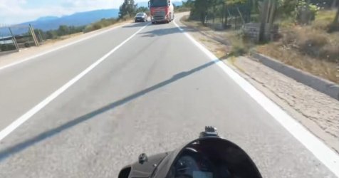 Σοκαριστικό βίντεο: Οδηγός βυτιοφόρου έκανε προσπέραση πάνω σε στροφή – Γλίτωσε τελευταία στιγμή οδηγός μηχανής