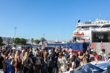 Αδειάζει η Αθήνα: Κορυφώνεται η έξοδος του Αυγούστου με γεμάτα πλοία και κίνηση στα λιμάνια