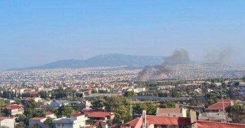 Φωτιά στο Μενίδι – Κοντά στο στρατόπεδο Καποτά