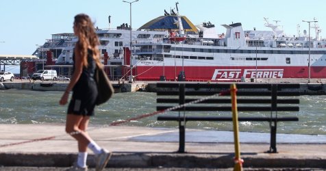 Μετ’ εμποδίων η έξοδος του Δεκαπενταύγουστου: Απαγορευτικό σε Ραφήνα, Λαύριο – Ακυρώθηκε δρομολόγιο από Πειραιά