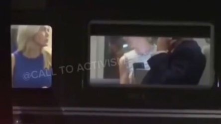 ΗΠΑ: Το βίντεο με την τεταμένη στιγμή ανάμεσα σε Λέβιτ και Τραμπ πριν από την παραίτησή της – Το παρασκήνιο και η θεωρία για το “δόλωμα” στο Air Force One
