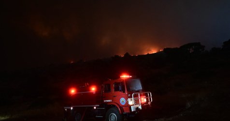 Ολονύχτια μάχη με τις αναζωπυρώσεις στη φωτιά στην Κω