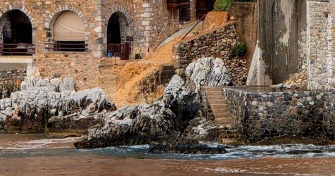 Σφοδρή νεροποντή σάρωσε τη Μάνη: Δρόμοι έγιναν χείμαρροι, γυναίκα χτυπήθηκε από κεραυνό