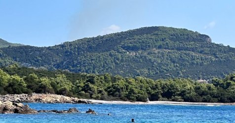 Φωτιά στη Σκύρο: Εκκενώνονται περιοχές με 112, οι φλόγες ένα χιλιόμετρο από τον Άγιο Φωκά