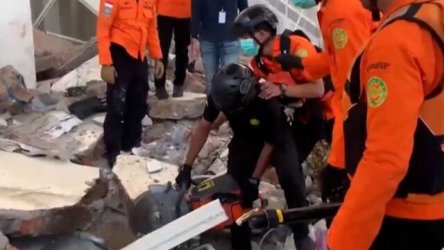 Σεισμός στην Ινδονησία: Τρόμος μετά τα 7,7 Ρίχτερ – 51 νεκροί, 342 μετασεισμοί και χιλιάδες φοβούνται να επιστρέψουν στα σπίτια τους (Βίντεο)