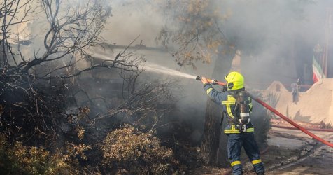 Φωτιά στη Σαλαμίνα: Απεγκλωβίζουν κατοίκους διά θαλάσσης – Στα πλοία περίπου 240 άτομα