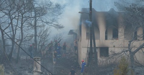 Σαλαμίνα: Πώς σε 20 λεπτά ξέσπασαν δύο πυρκαγιές – Η φωτιά σε Ι.Χ. και η μαρτυρία γυναίκας