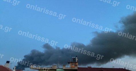 Μεγάλη φωτιά σε εργοστάσιο στη Λάρισα: Μήνυμα του 112 για τους καπνούς