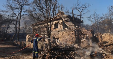 Φωτιά στη Σαλαμίνα: Χωρίς ενεργό μέτωπο στα Σελήνια, μάχη με διάσπαρτες εστίες στα Περιστέρια – Δύο νεκροί