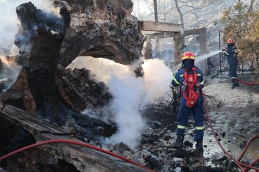 Φωτιά στη Σαλαμίνα: Συγκλονίζουν οι μαρτυρίες για το νεκρό ζευγάρι – Στο μικροσκόπιο ο εμπρησμός