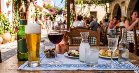 Μπίρα, κρασί, ούζο και τσίπουρο: Πόσο αλκοόλ έχει κάθε ποτήρι