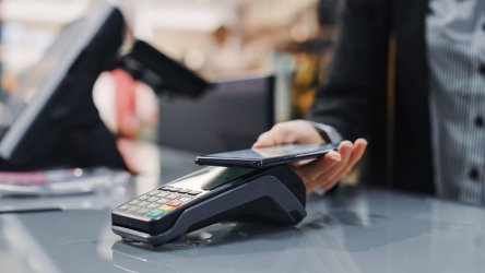 Χαρτζιλίκι, δωρεά και ανταλλαγές μεταξύ φίλων: Διευκρινίσεις ΑΑΔΕ για τις μεταφορές με IRIS – Πότε φορολογούνται
