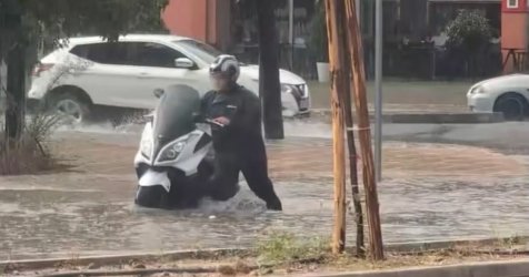 Άνοιξαν οι ουρανοί στα Γιάννενα: Δρόμοι έγιναν «ποτάμια» μέσα σε λίγα λεπτά (βίντεο)