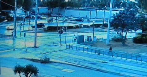 Σοκαριστικό βίντεο από το τροχαίο στη Βούλα: Η αναστροφή του ταξί και η σύγκρουση με τη μηχανή