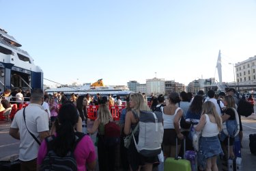 Γεμίζει ξανά η Αθήνα: Πάνω από 90.000 επιβάτες στα λιμάνια της Αττικής σε μία ημέρα