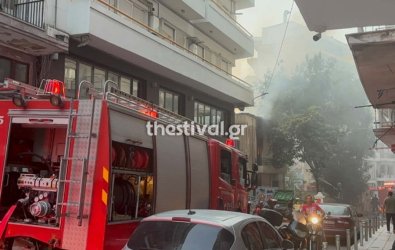 Θεσσαλονίκη: Φωτιά σε εγκαταλελειμμένο κτίριο στο κέντρο – Δείτε βίντεο