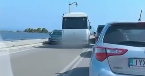 Τρόμος στη γέφυρα της Λευκάδας: Λεωφορείο έκανε προσπέραση στο αντίθετο ρεύμα – Βίντεο