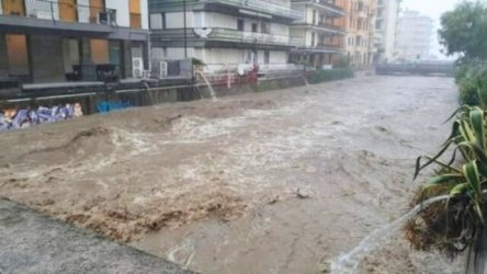Ιταλία: Σφοδρή κακοκαιρία με πλημμύρες, κατολισθήσεις και εκκενώσεις (Βίντεο)