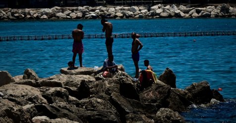 Καύσωνας: Στις παραλίες για ανάσες δροσιάς οι Αθηναίοι – Πού πέρασε τους 40 βαθμους ο υδράργυρος (Βίντεο)