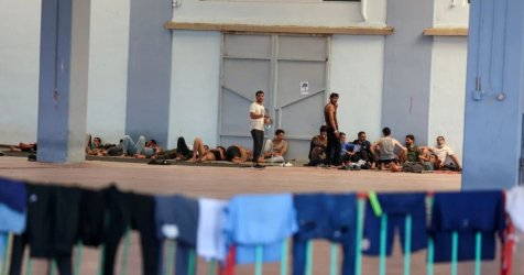 Χάος στη δομή Σιντικής: Έσπασαν τις περιφράξεις, επιτέθηκαν σε αστυνομικούς – 17 συλλήψεις