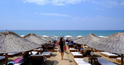 ΑΑΔΕ: 48ωρο λουκέτο και πρόστιμο σε γνωστό beach club της Πάρου- Παραβάσεις και σε Μύκονο, Σαντορίνη, Πόρο