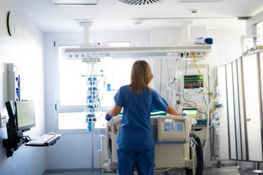 Λάρισα: 19χρονος βρέθηκε αναίσθητος σε στέκι νεαρών και δίνει μάχη για τη ζωή του