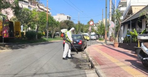 «Στεγνώνουν» τα σιντριβάνια: Σαρωτικοί ψεκασμοί στους δήμους κατά του ιού του Δυτικού Νείλου