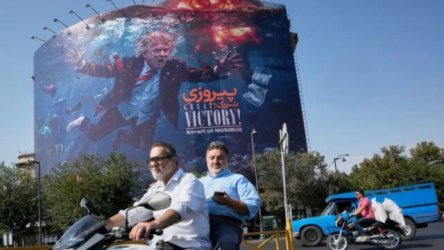 Ανηλεής αντιαμερικανική προπαγάνδα στο Ιράν: Ο Τραμπ… πνιγμένος σε διάφορες εκδόσεις σε γιγαντοαφίσες στην Τεχεράνη (Εικόνες)