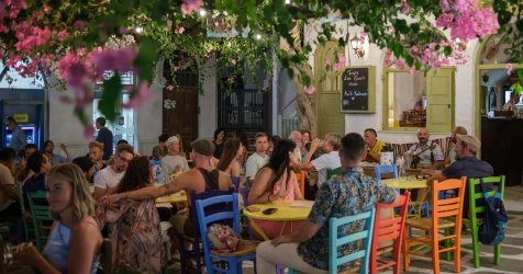 Διακοπές στο χωριό: Μενού με σαλάτες Καίσαρα και έξοδα… Μυκόνου