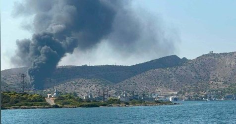 Φωτιά τώρα στη Σαλαμίνα – Σηκώθηκαν 3 αεροσκάφη και 1 ελικόπτερο (Εικόνες)
