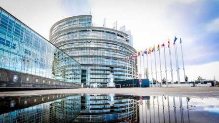 ΚΚΕ κατά ΕΕ και κυβέρνησης για τον 13ο-14ο μισθό: «Μόνιμος κόφτης» οι δημοσιονομικοί κανόνες