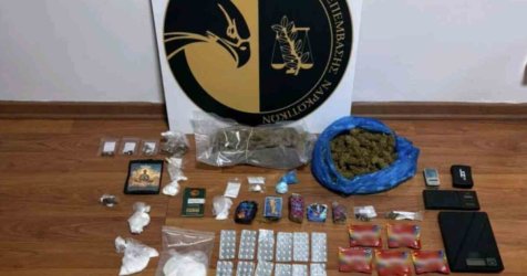 Χειροπέδες σε ψυχίατρο με «κρυφό» εργαστήριο ναρκωτικών – Είχε πελάτισσα τραγουδίστρια