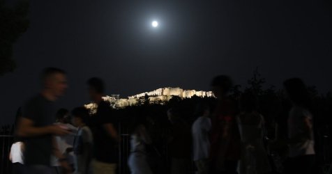 H Πανσέληνος του Αυγούστου «στόλισε» τον νυχτερινό ουρανό – Εντυπωσιακές εικόνες