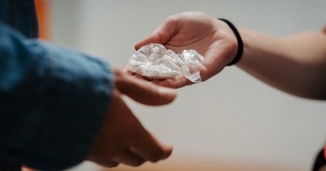 «Αποκαλύψεις για τον «life coach» που συνδύαζε υπνοθεραπεία και ναρκωτικά: «Με το σαϊκεντέλικ νιώθω σαν γάτα!»»
