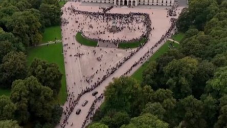 Νορβηγία: Οι πολίτες συρρέουν στο παλάτι για το “τελευταίο αντίο” στον βασιλιά Χάραλντ – Μεσίστιες οι σημαίες (Εικόνες & Βίντεο)