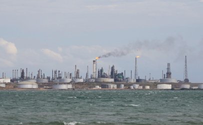 Ηχηρές αντιδράσεις για «ληστεία» και «αρπαγή» μετά τη συμφωνία Τραμπ – Βενεζουέλας
