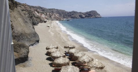 Μήλος: Αποκολλήθηκαν βράχοι στην περιοχή «Κλέφτικο» – Τραυματίστηκε τουρίστρια